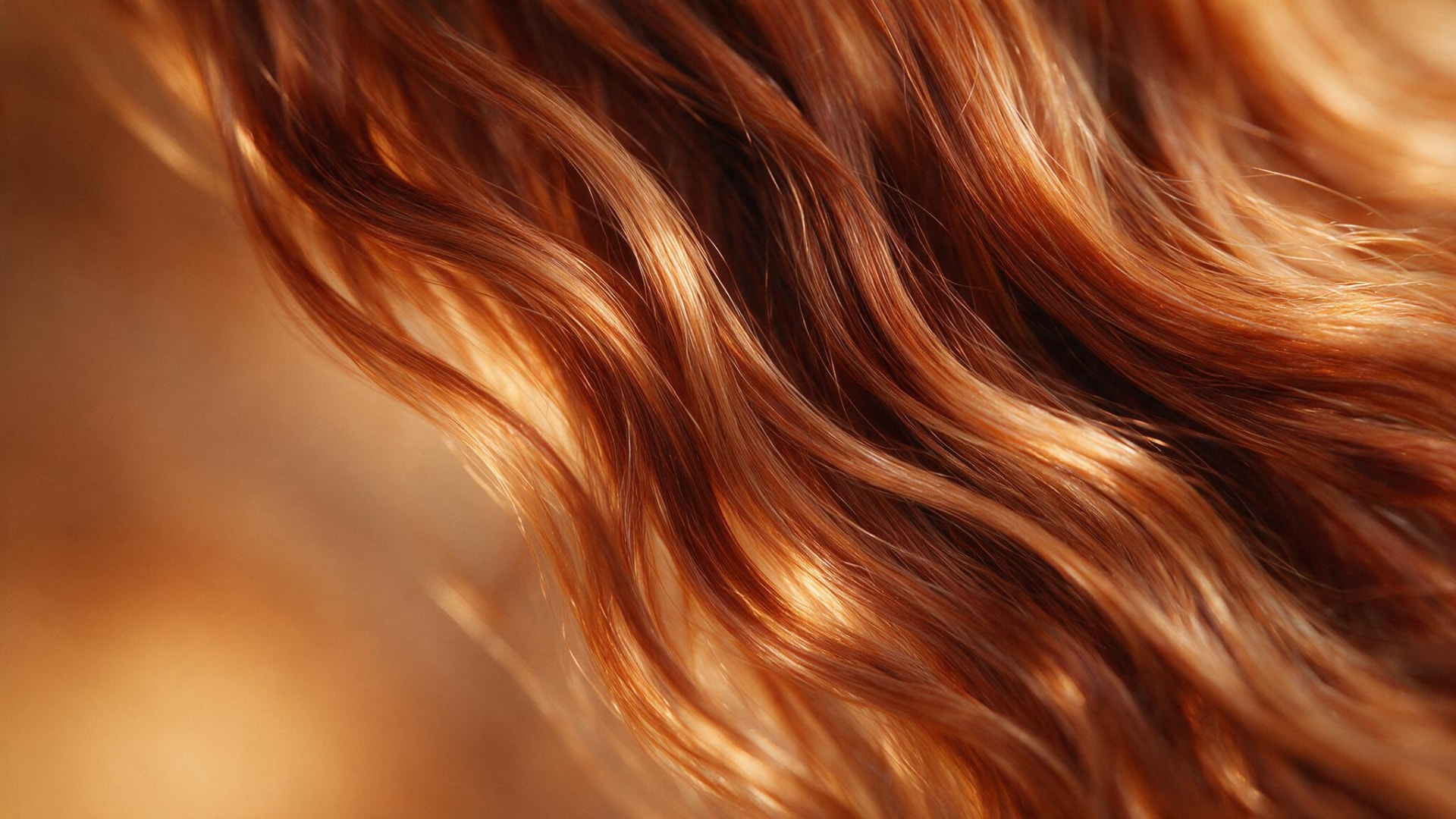 Detalle macro de cabello ondulado con reflejos cobrizos
