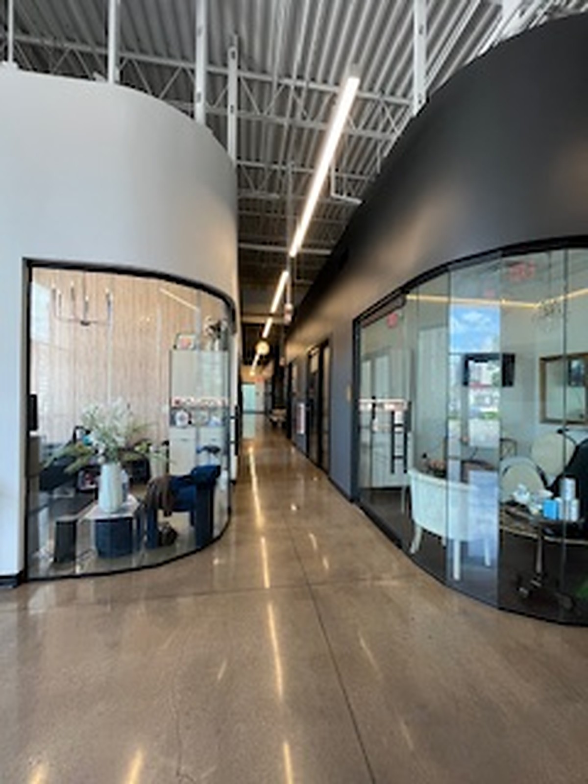 Suites privadas de vidrio curvo en el salón